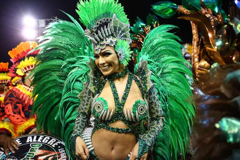 Aline Oliveira é Rainha de Bateria da Mocidade Alegre, terceira escola a desfilar na segunda noite de desfiles do Carnaval de São Paulo.
