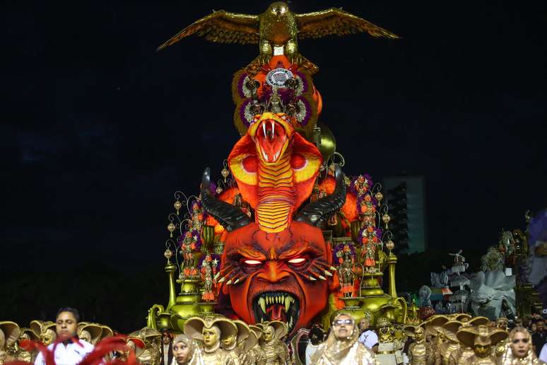 Carro alegórico da Gaviões da Fiel, que encerrou os desfiles em São Paulo