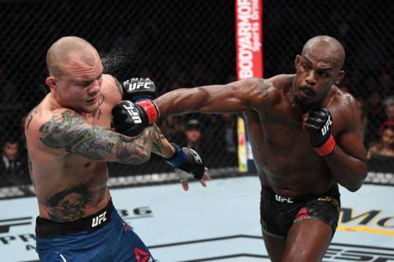 Jon Jones não teve dificuldades para vencer Anthony Smith e manter o título (Foto: Getty Images)