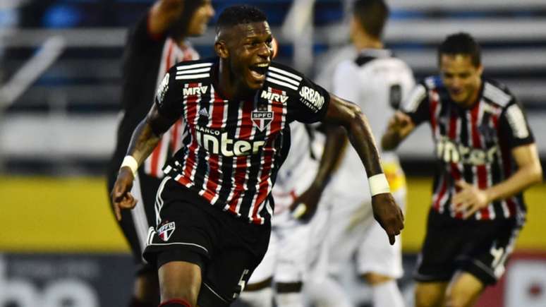 Arboleda comemora gol contra o Bragantino, o segundo do São Paulo na partida (Foto: EDUARDO CARMIM/PHOTO PREMIUM)