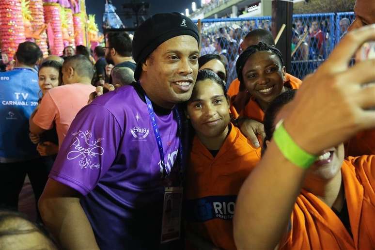 Simpático, Ronaldinho Gaúcho tirou fotos com fãs.