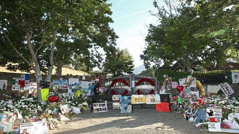 Os fãs de Michael Jackson transformaram a entrada do rancho Neverland, na Califórnia, em um santuário após a morte do cantor