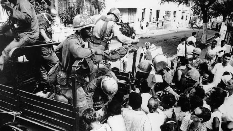 Temendo poss&iacute;vel expans&atilde;o do comunismo no Caribe, Estados Unidos intervieram militarmente na Rep&uacute;blica Dominicana em 1965