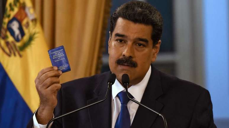 Maduro afirmou que Guaidó deve responder à Justiça após desobedecer proibição de deixar o país