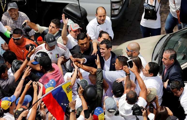O presidente autoproclamado da Venezuela Juan Guaidó chega no país e é recebido por uma multidão