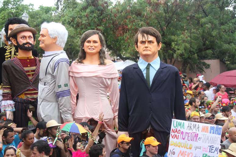 Bonecos de Jair e Michele Bolsonaro durante desfile de Bonecos Gigantes no Sítio Histórico de Olinda (PE), nesta segunda-feira (4). A concentração acontece no Alto da Sé, seguido de desfile pelas ladeiras de toda cidade alta.
