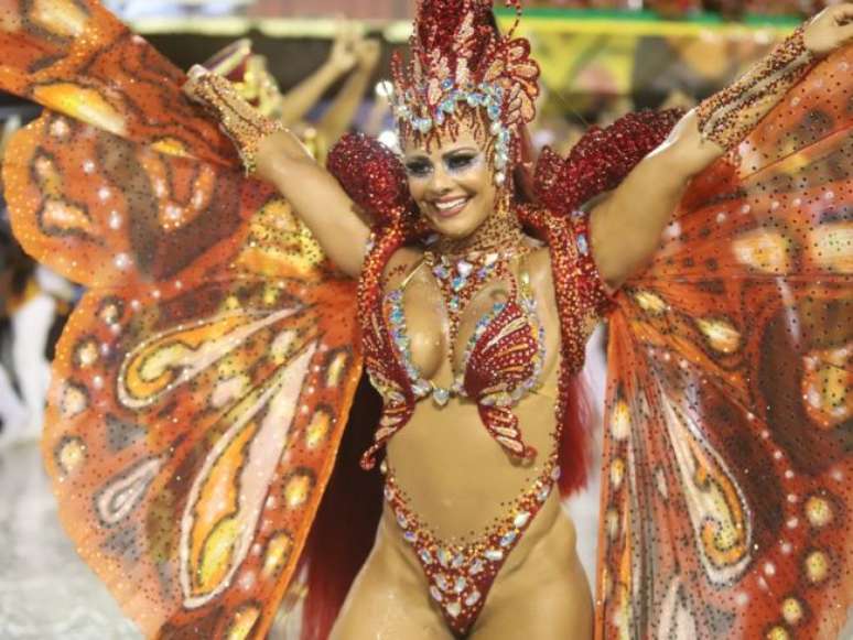 Viviane Araújo brilha no Salgueiro como borboleta com asas e cabelo de mais de 1 metro