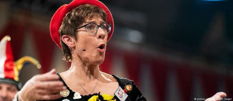 Annegret Kramp-Karrenbauer durante discurso carnavalesco