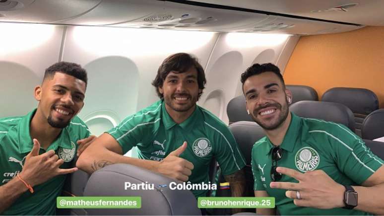 Matheus Fernandes posou com Ricardo Goulart e Bruno Henrique antes do voo (Foto: Reprodução)