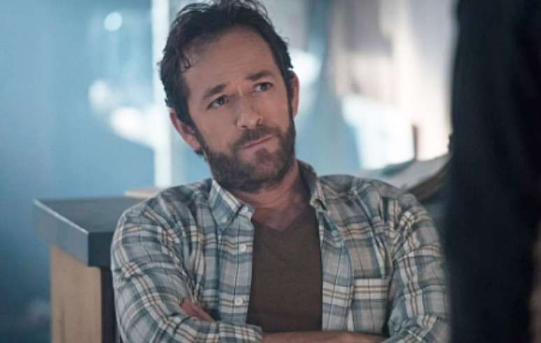 Luke Perry na pele de Fred Andrews em Riverdale, último trabalho do ator na TV