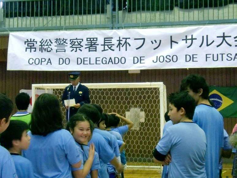 Policiais organizam campeonatos de futebol em escolas, parte da estratégia de se aproximar da comunidade