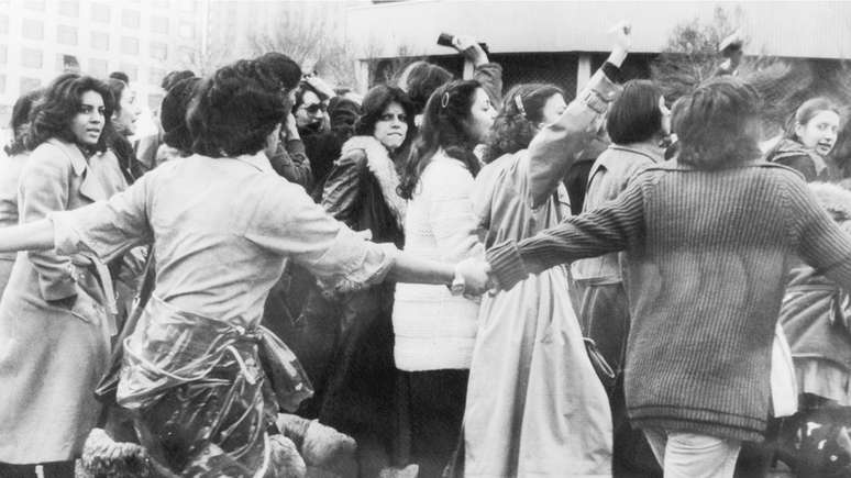 Mulheres protestam contra o v&eacute;u isl&acirc;mico em 1979