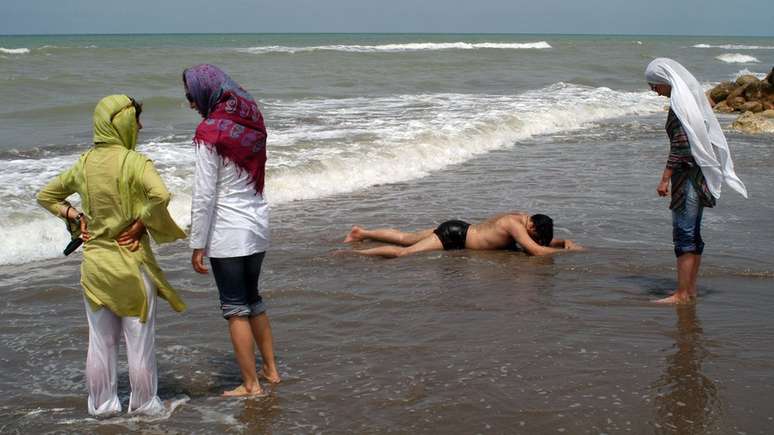 Iranianas em praia no Mar C&aacute;spio, em 2005