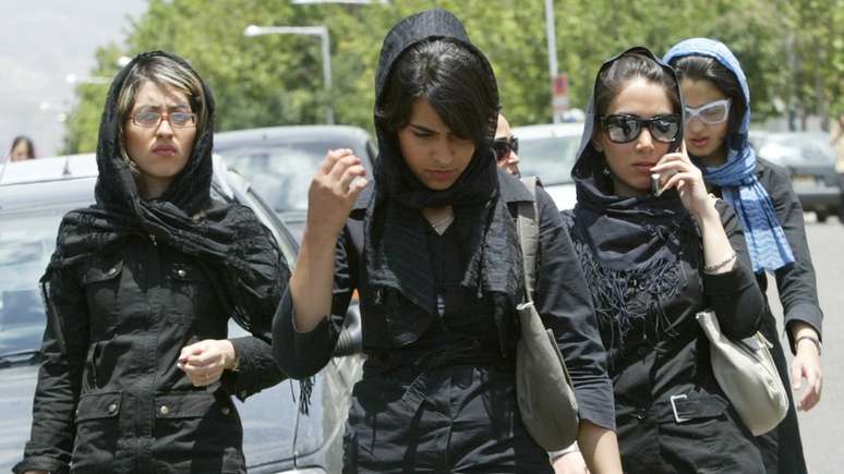 Iranianas com v&eacute;us caminham do lado de fora de um shopping de Teer&atilde;, em 2005