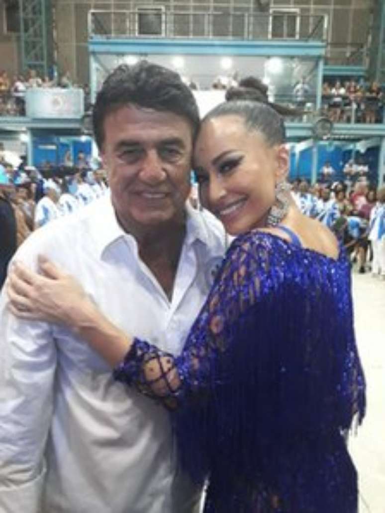 Coordenador geral dos desfiles, Jorge Perlingeiro sempre posa ao lado de famosos, como a apresentadora Sabrina Sato