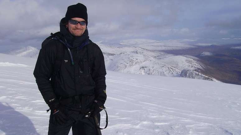 Mark Kennedy de f&eacute;rias com sua companheira