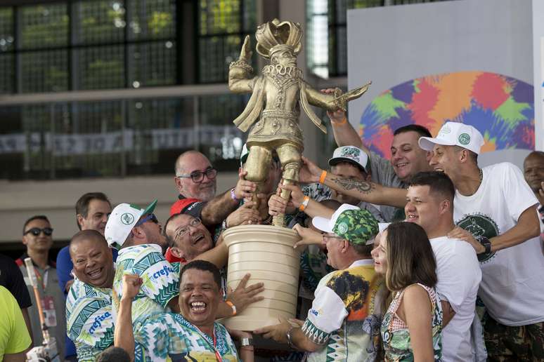 Integrantes da escola de samba Mancha Verde comemoram o primeiro lugar do grupo especial do Carnaval 2019