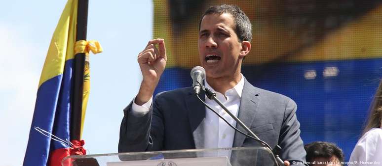 Guaidó anuncia greve após reunião com sindicalistas