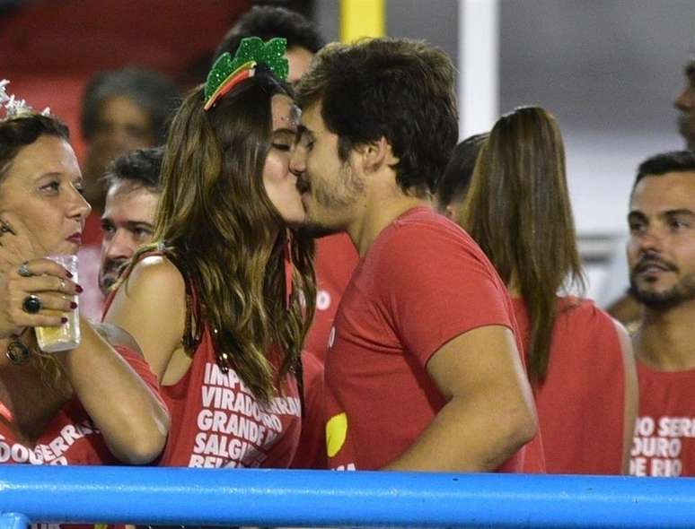 Casal trocou beijos durante os desfiles da Sapucaí