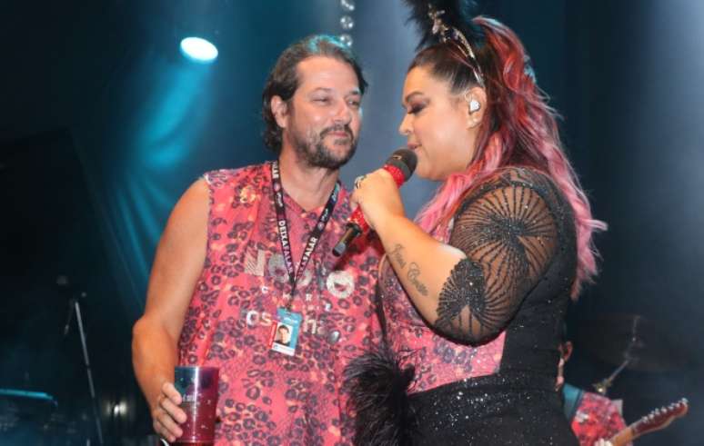Preta Gil recebe Marcelo Serrado durante show em camarote