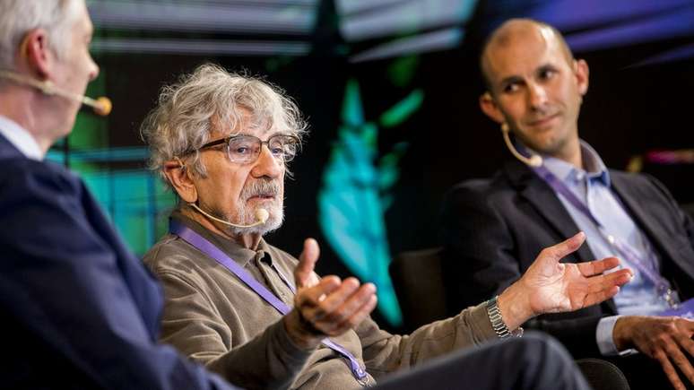 O biólogo chileno Humberto Maturana junto com o neurocientista britânico Anil Seth (ao fundo) na confêrencia do prêmio Nobel no Chile