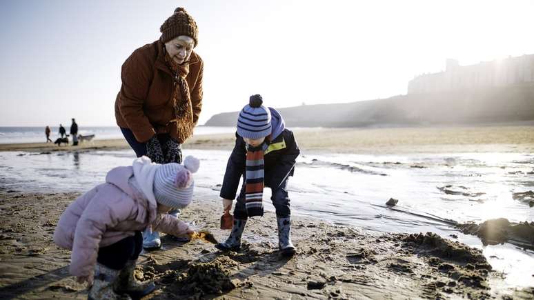 Para Maturana, as crianças se transformam com a convivência com os adultos e, por meio dela, aprendem a ser 'mais sérias' e responsáveis