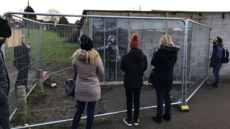 O muro de uma garagem de propriedade de Ian Lewis amanheceu pintado em dezembro do ano passado