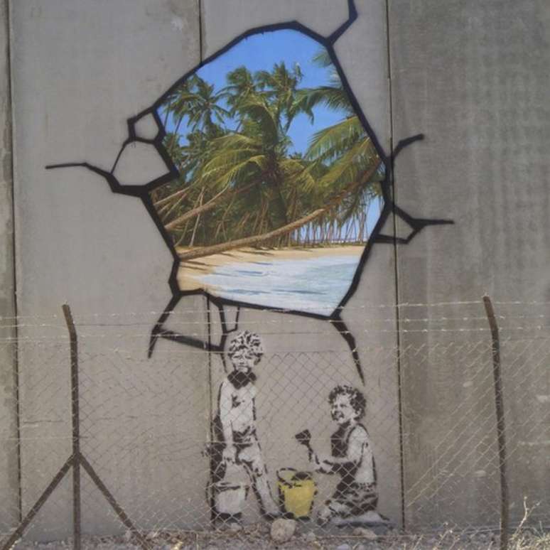 Entre as interven&ccedil;&otilde;es de Banksy, est&aacute; uma obra no muro que separa Israel de territ&oacute;rios palestinos