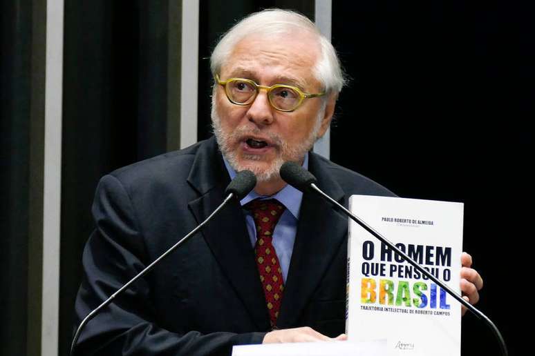 O diplomata Paulo Roberto de Almeida em discurso no Senado Federal em abril de 2017 em sessão solene sobre os 100 anos de Roberto Campos; Roberto de Almeida perdeu cargo no Ipri