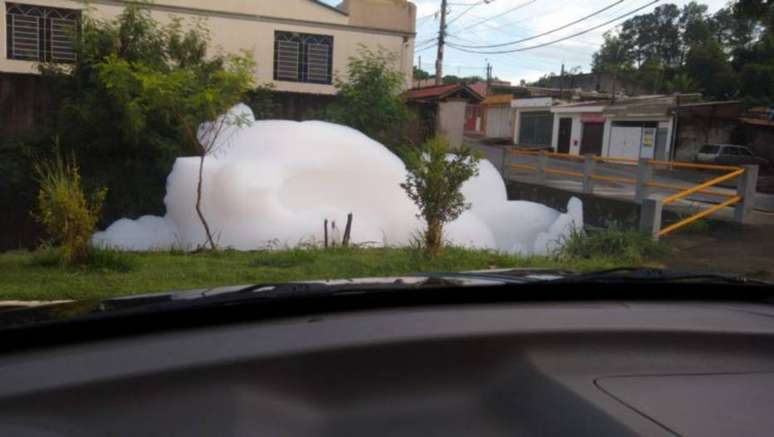 Blocos de espuma branca cobriram o C&oacute;rrego do Ajudante, afluente do Rio Tiet&ecirc;