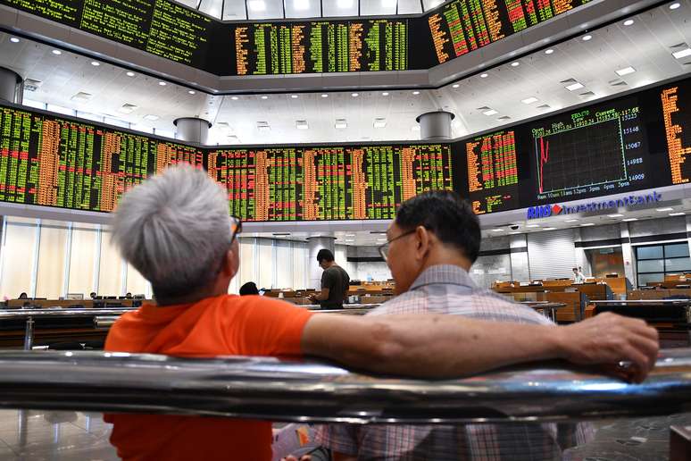 Pessoas observando painéis de ações em Kuala Lumpur, Malásia
14/05/2018
REUTERS/Stringer