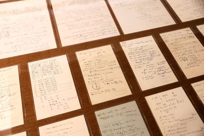 Algumas das 110 p&aacute;ginas manuscritas de Einstein na Universidade Hebraica de Jerusal&eacute;m
06/03/2019
REUTERS/Ronen Zvulun