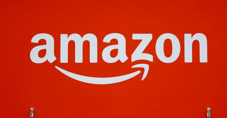 Logotipo da Amazon perto de loja  pop-up da companhia. 22/11/2018. REUTERS/Fabrizio Bensch 