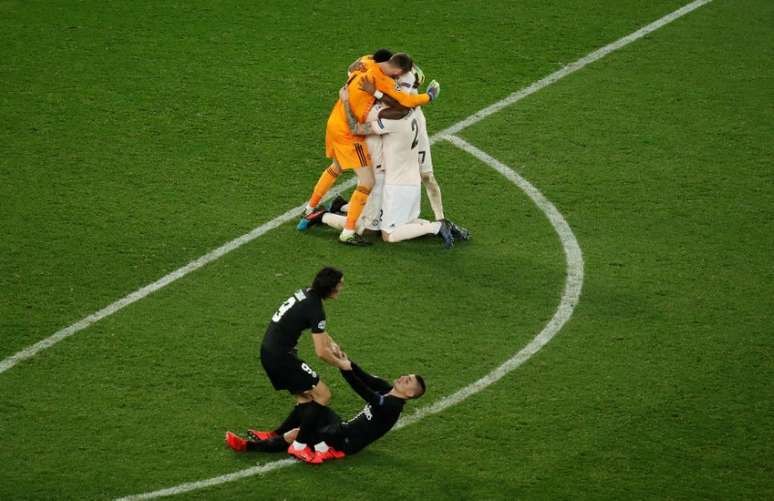 Jogadores do Manchester United comemoram no Parque dos Pr&iacute;ncipes (Fran&ccedil;a), a classifica&ccedil;&atilde;o para as quartas de final da Liga dos Campe&otilde;es da Europa, enquanto os rivais do Paris St Germain  Edinson Cavani and Marco Verratti lamentam a desclassifica&ccedil;&atilde;o. 6/3/2019  REUTERS/Benoit Tessier