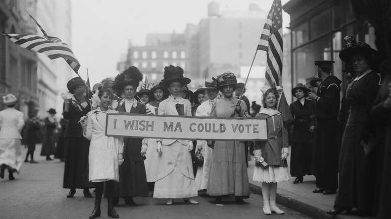 Em 1913, as mulheres j&aacute; protestavam pelo direito de votar nos Estados Unidos; nessa &eacute;poca, eram frequentes os protestos tamb&eacute;m por melhores condi&ccedil;&otilde;es de trabalho