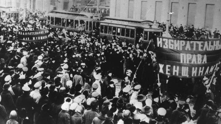 Na R&uacute;ssia, em 1917, milhares de mulheres foram &agrave;s ruas contra a fome e a guerra; a greve delas foi o pontap&eacute; inicial para a revolu&ccedil;&atilde;o russa e tamb&eacute;m deu origem ao Dia Internacional da Mulher