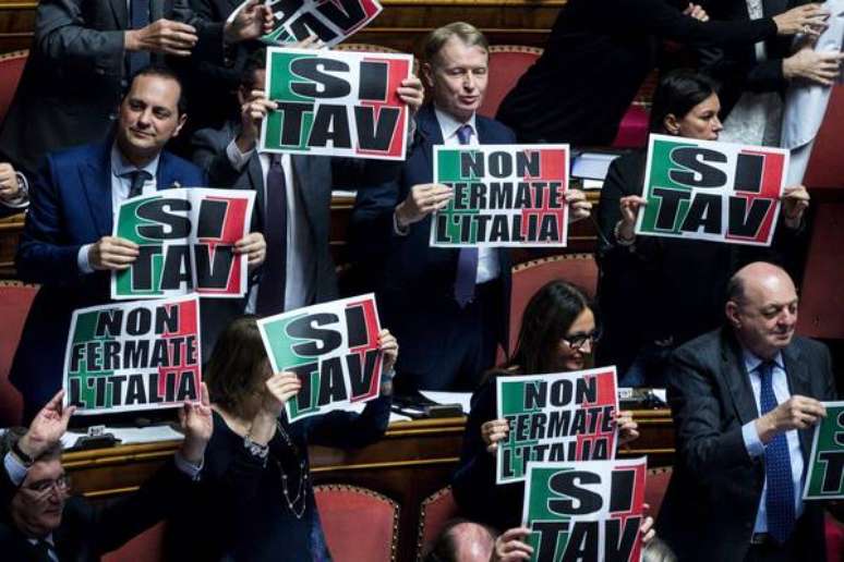 Partido Força Itália (FI) protesta no Senado em defesa da linha Lyon-Turim