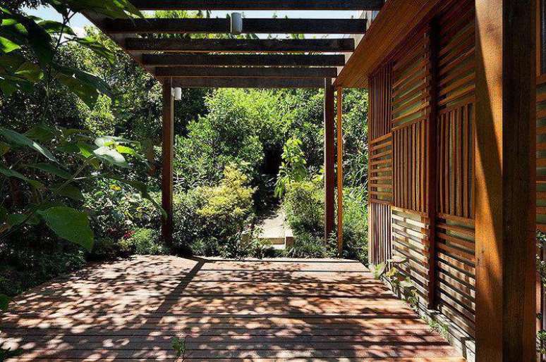 24. Pergolados de madeira s&atilde;o perfeitos para varandas em casa de fazenda