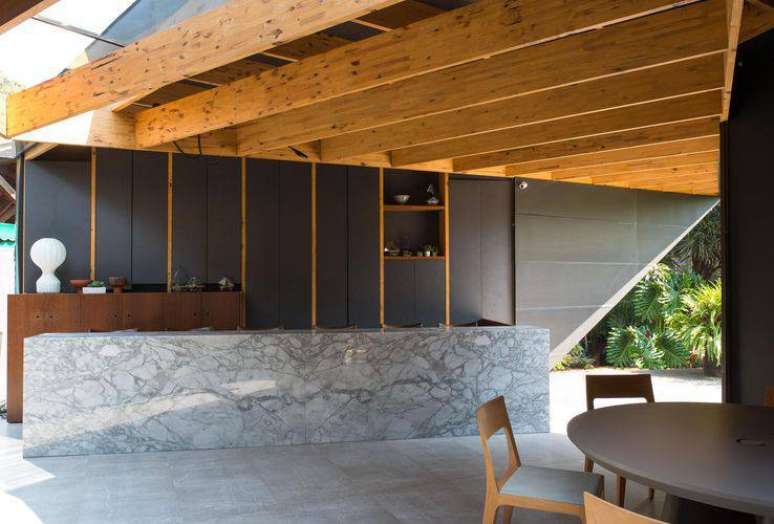 26. Pergolado de madeira reaproveitada &eacute; sustent&aacute;vel e bonito