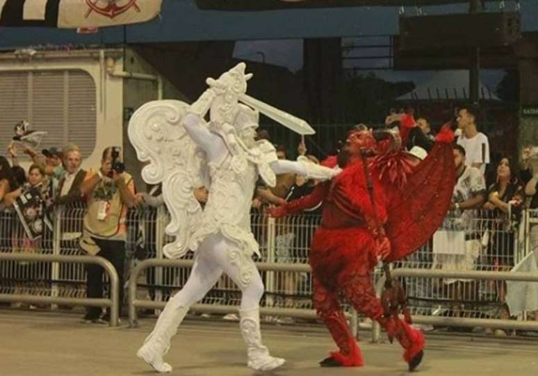 No desfile da Gaviões da Fiel, o diabo aparenta levar vantagem no confronto