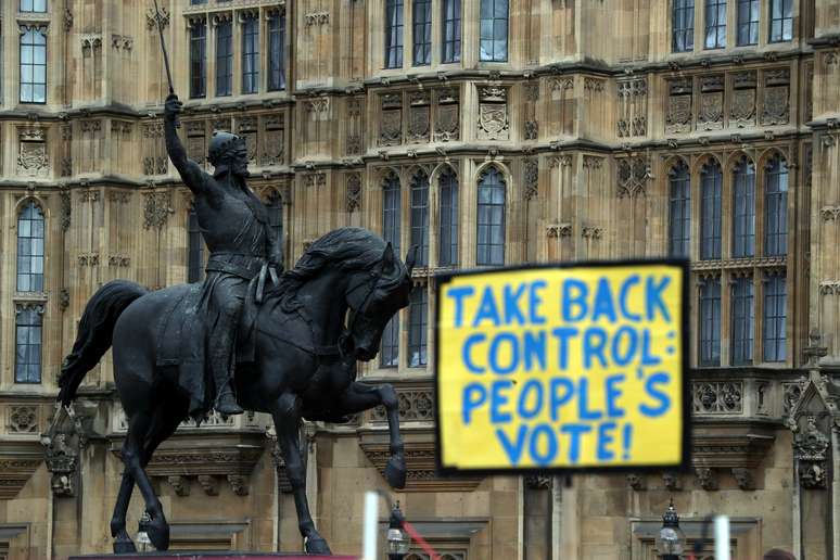 Cartaz de manifestantes anti-Brexit em frente ao prédio do Parlamento britânico, em Londres
04/03/2019
REUTERS/Hannah McKay