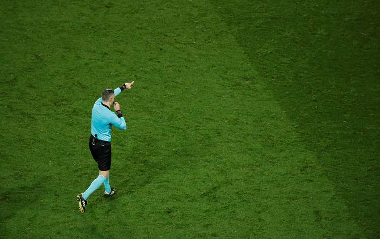 &Aacute;rbitro Damir Skomina marca p&ecirc;nalti em jogo PSG x Manchester United
06/03/2019
REUTERS/Benoit Tessier