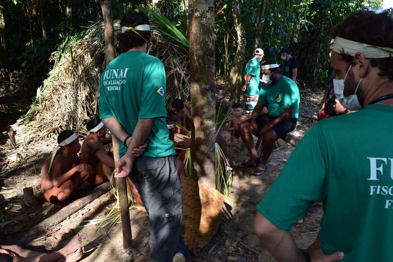 Membros da Funai dialogam com um grupo da tribo korubo, no Vale do Javari, AM, Brasil
30/10/2015
FUNAI/via Reuters   