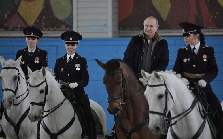 Presidente da R&uacute;ssia, Vladimir Putin, cavalga ao lado de policiais mulheres em Moscou
07/03/2019 Sputnik/Alexei Nikolsky/Kremlin via REUTERS 