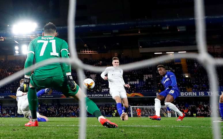 Callum Hudson-Odoi marca o terceiro gol do Chelsea na vitória sobre o Dynamo Kiev. 7/3/2019  REUTERS/Eddie Keogh 