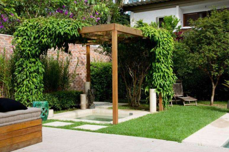 2. Pergolados de madeira com plantas trepadeiras em cima ficam lindos
