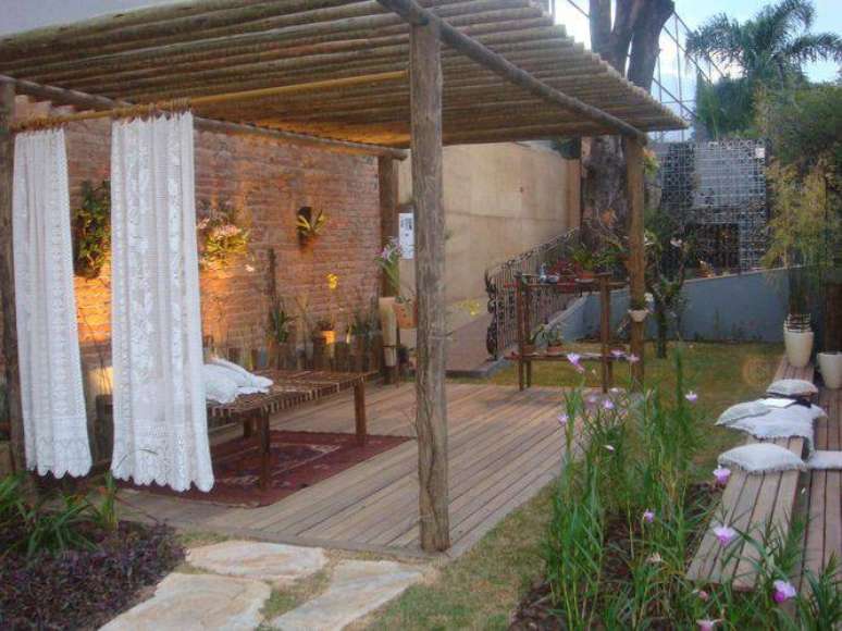 3. Voc&ecirc; pode fazer um pergolado de madeira r&uacute;stica muito bonito