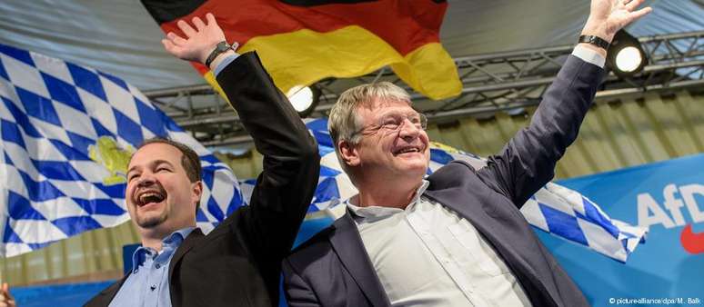 Líderes populistas de direita Martin Sichert (esq.) e Jörg Meuthen comemoram Quarta-Feira de Cinzas na Baviera
