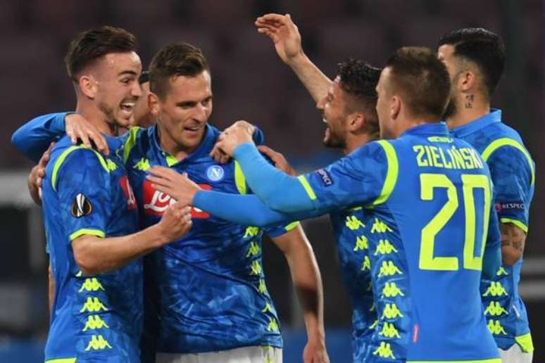 Jogadores do Napoli comemoram gol sobre o Red Bull Salzburg