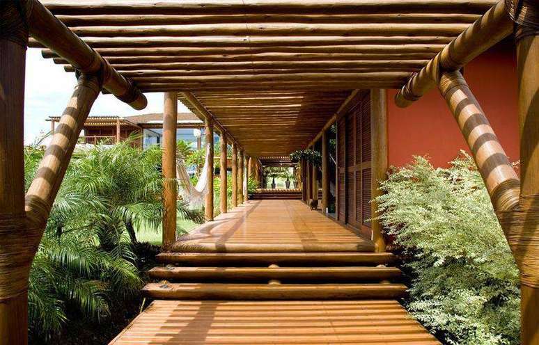 6.&nbsp;Pergolados com madeira r&uacute;stica s&atilde;o ideais para varandas